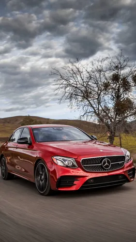Mercedes Обои на телефон красный автомобиль, припаркованный на дороге