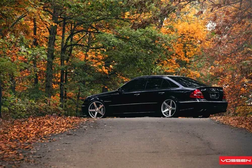 Mercedes Обои на телефон черный автомобиль, припаркованный на дороге с деревьями по обе стороны
