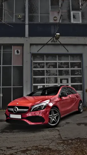 Mercedes Обои на телефон красный автомобиль, припаркованный перед зданием