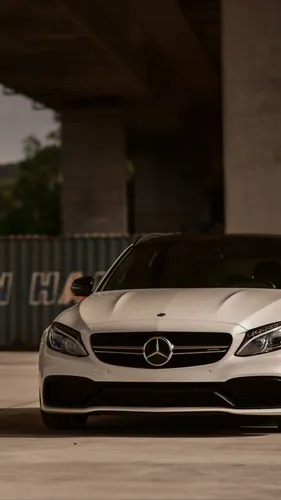 Mercedes Обои на телефон белый автомобиль, припаркованный под мостом