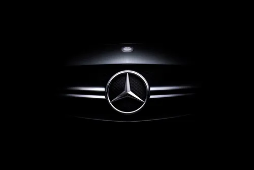 Mercedes Обои на телефон черно-белое изображение автомобиля с логотипом
