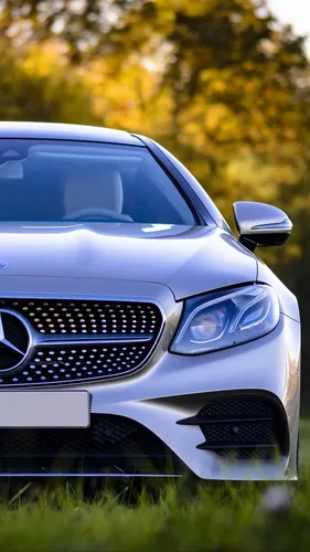 Mercedes Обои на телефон белый автомобиль, припаркованный в травянистой зоне