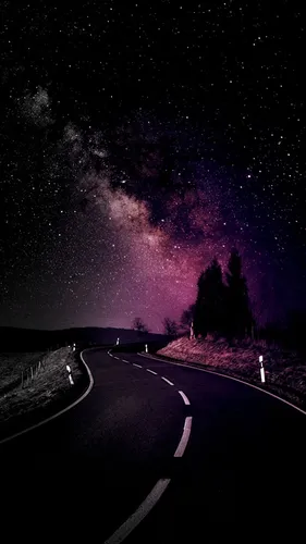 Звезды Обои на телефон дорога с ярким светом в небе над ней