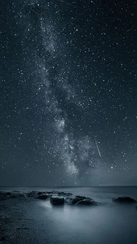 Звезды Обои на телефон водоем со скалами и звездным небом над ним