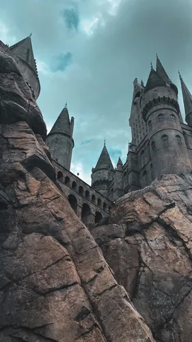 Гарри Поттер Обои на телефон каменный замок на скале