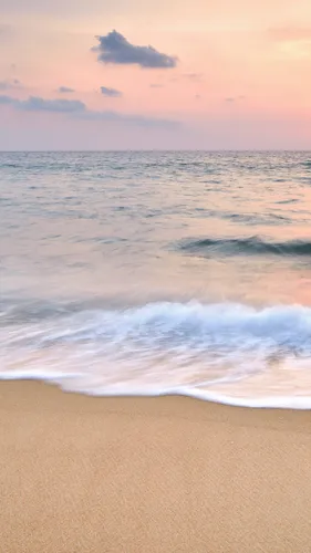 Море Обои на телефон пляж с волнами и облачным небом