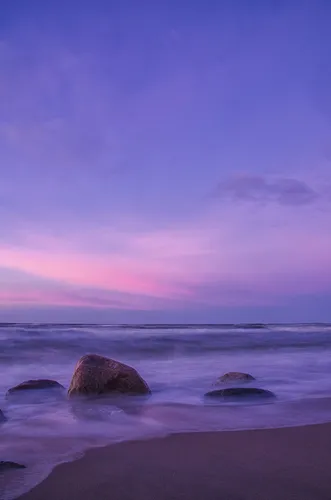 Море Обои на телефон водоем со скалами и фиолетовым небом над ним