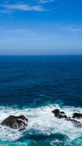 Море Обои на телефон водоем со скалами и голубым небом