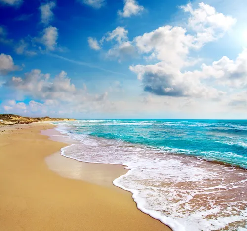Океан Обои на телефон пляж с чистой голубой водой и облаками в небе