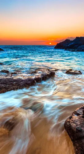 Океан Обои на телефон каменистый пляж с закатом
