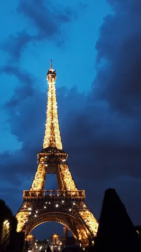 Париж Обои на телефон высокая башня с голубым небом на фоне Эйфелевой башни