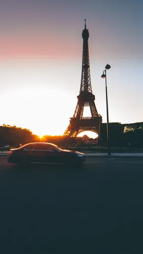 Париж Обои на телефон автомобиль, проезжающий мимо большой башни