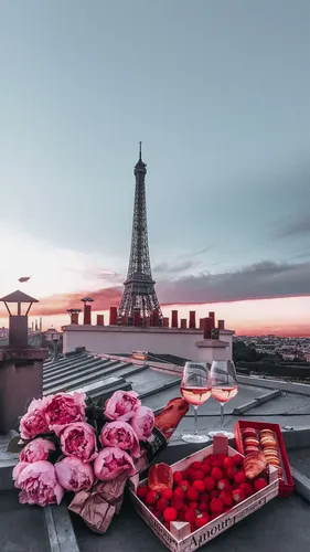 Париж Обои на телефон стол с бокалами для вина и высокая башня на заднем плане