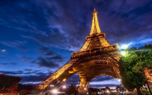 Париж Обои на телефон большая башня с голубым небом на фоне Эйфелевой башни