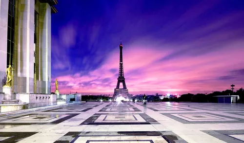 Париж Обои на телефон большая башня со статуей перед ней
