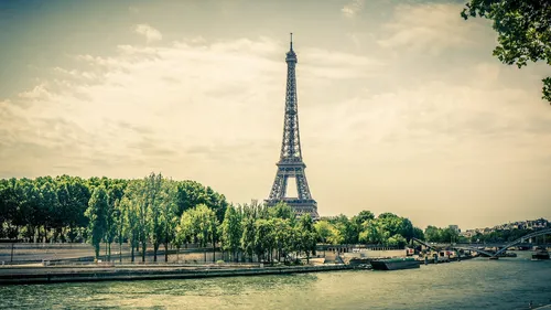 Париж Обои на телефон высокая металлическая башня у реки
