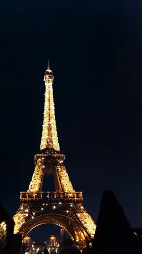 Париж Обои на телефон большая башня, освещенная ночью, на заднем плане Эйфелева башня