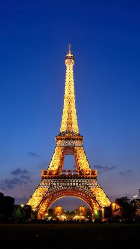 Париж Обои на телефон высокая башня с огнями ночью на фоне Эйфелевой башни