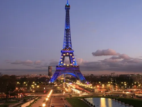 Париж Обои на телефон высокая металлическая башня с огнями ночью на фоне Эйфелевой башни