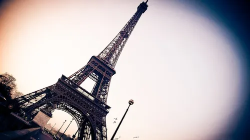Париж Обои на телефон большой кран рядом со зданием