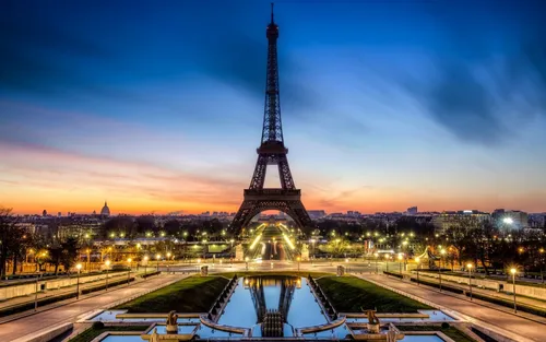 Париж Обои на телефон большая металлическая башня с огнями ночью на фоне Эйфелевой башни