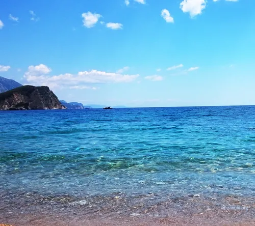 Пляж Обои на телефон пляж с голубой водой и скалистый остров вдалеке