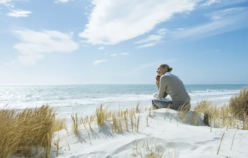 Пляж Обои на телефон мужчина, сидящий на пляже