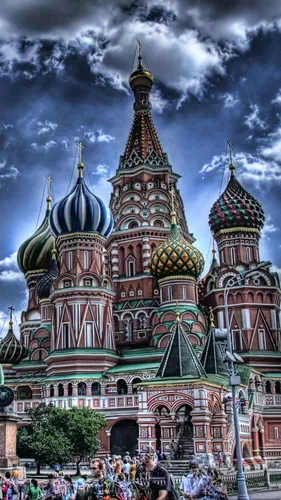 Церковь Обои на телефон большое красочное здание со множеством шпилей и толпой людей на фоне собора Василия Блаженного