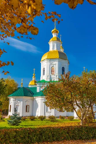 Церковь Обои на телефон белое здание с золотой купольной крышей и золотым крестом на вершине на фоне Михайловского Златоверхого монастыря