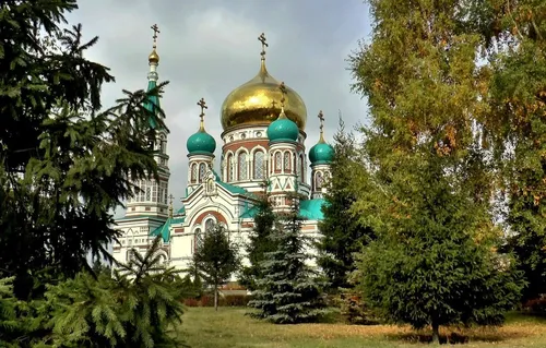 Церковь Обои на телефон здание с золотой купольной крышей, окруженное деревьями
