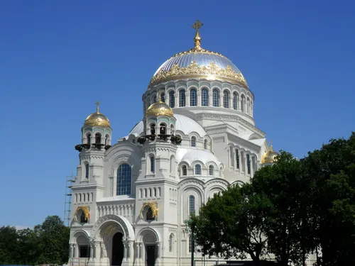 Церковь Обои на телефон большое белое здание с золотой купольной крышей и крестом на вершине