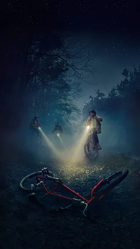 Странные Обои на телефон группа людей, катающихся на велосипедах в темноте