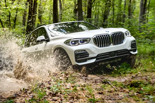 Bmw X5 Обои на телефон белый автомобиль, проезжающий по грязной местности