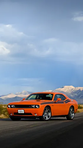 Dodge Challenger Обои на телефон оранжевый автомобиль на дороге с горами на заднем плане