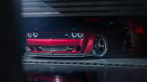 Dodge Challenger Обои на телефон красный автомобиль в шоу-руме