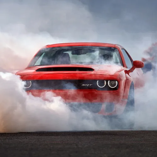 Dodge Challenger Обои на телефон красная машина с дымом, выходящим из нее