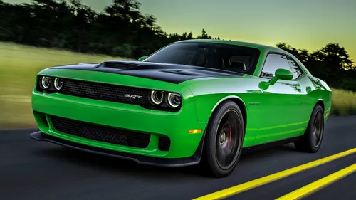 Dodge Challenger Обои на телефон зеленый автомобиль на дороге