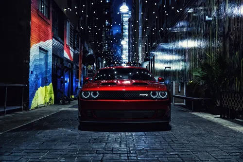 Dodge Challenger Обои на телефон красный спортивный автомобиль, припаркованный на улице со зданиями по обе стороны