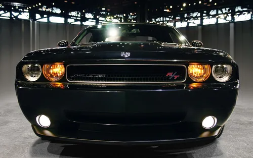 Dodge Challenger Обои на телефон черный автомобиль с включенными фарами