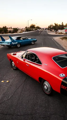 Dodge Challenger Обои на телефон красный автомобиль и синий автомобиль на дороге