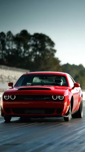 Dodge Challenger Обои на телефон красный спортивный автомобиль на дороге