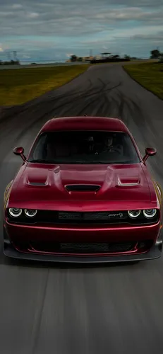 Dodge Challenger Обои на телефон красный автомобиль на дороге