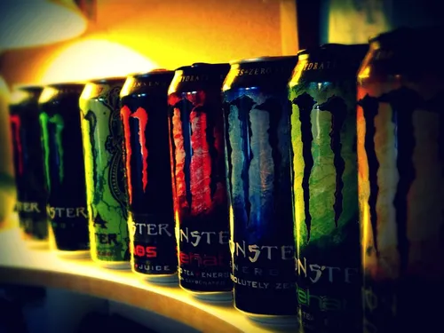 Monster Energy Обои на телефон ряд консервированных напитков