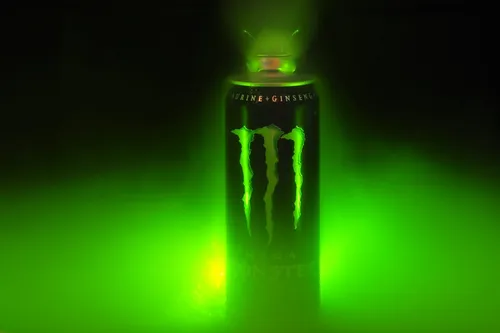 Monster Energy Обои на телефон зеленая бутылка с зеленой этикеткой