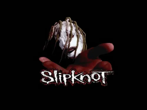 Slipknot Обои на телефон рука, держащая бело-черный предмет с красно-белым логотипом