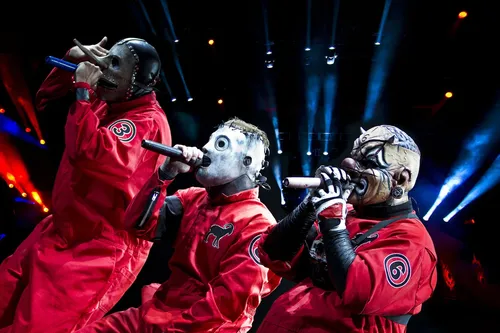 Slipknot Обои на телефон группа людей в красных костюмах с масками и предметами