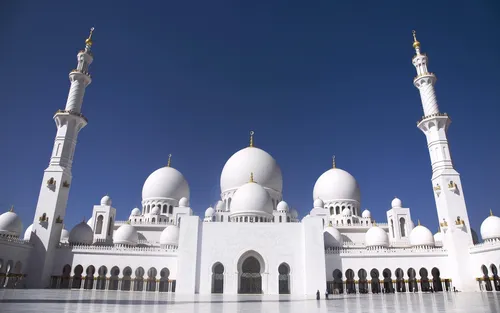 Арабские Обои на телефон большое белое здание с башнями на фоне мечети шейха Зайда