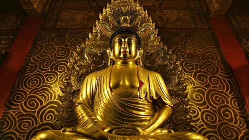Будда Гаутама, Будда Обои на телефон золотая статуя на ковре