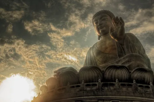 Будда Гаутама, Будда Обои на телефон статуя человека с поднятой рукой перед облачным небом