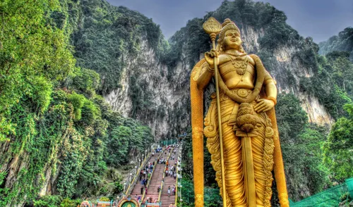 Будда Обои на телефон большая статуя человека с короной и толпа людей внизу на фоне пещер Бату